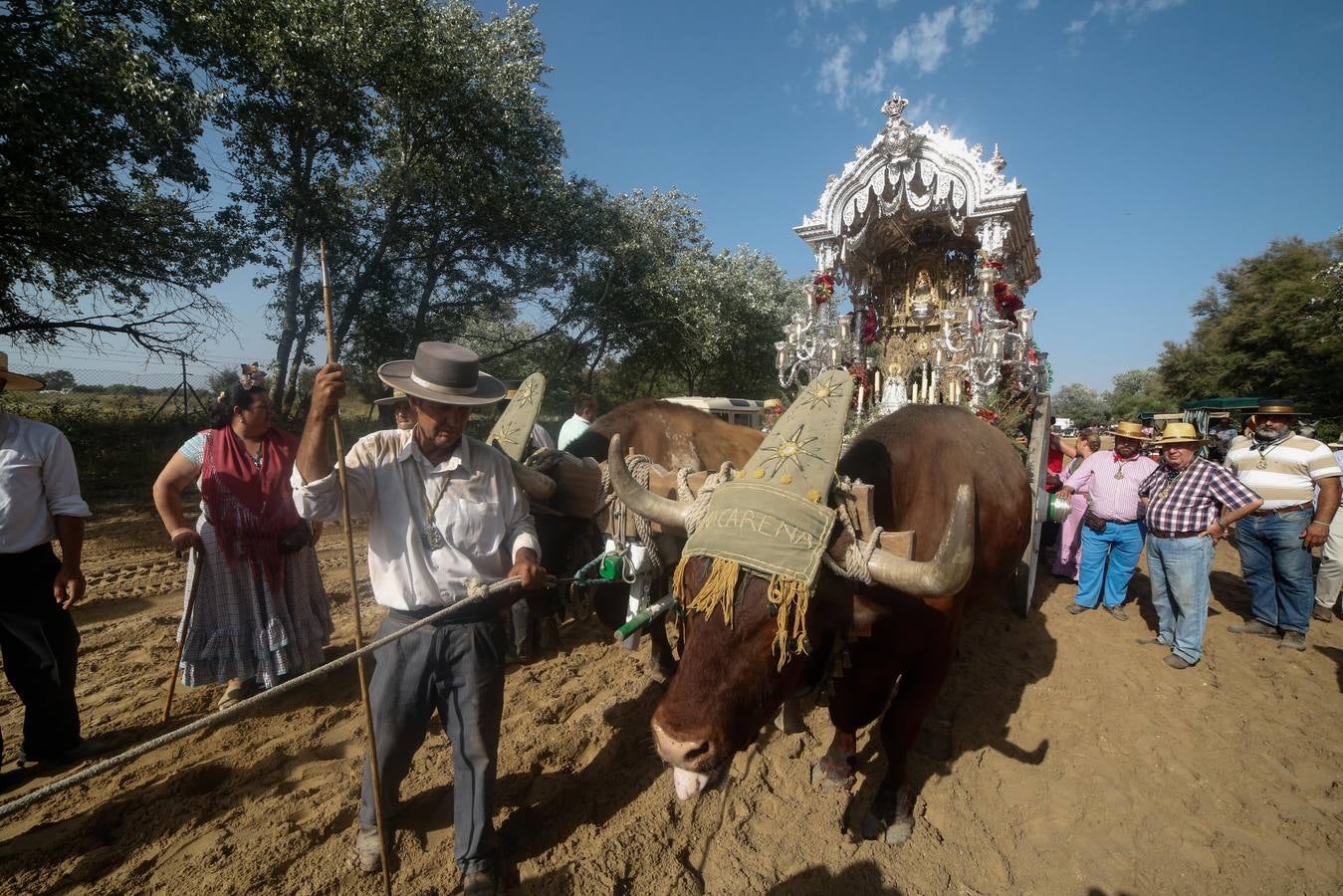 Devoción ante la Virgen del Rocío en la aldea almonteña