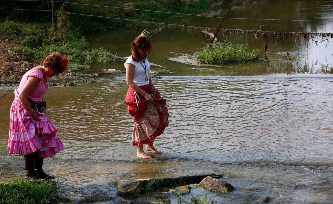 Devoción ante la Virgen del Rocío en la aldea almonteña