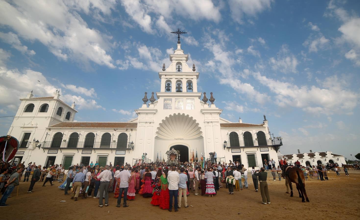 Devoción ante la Virgen del Rocío en la aldea almonteña