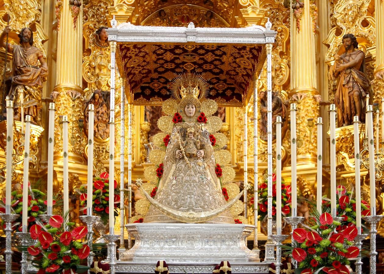 Devoción ante la Virgen del Rocío en la aldea almonteña