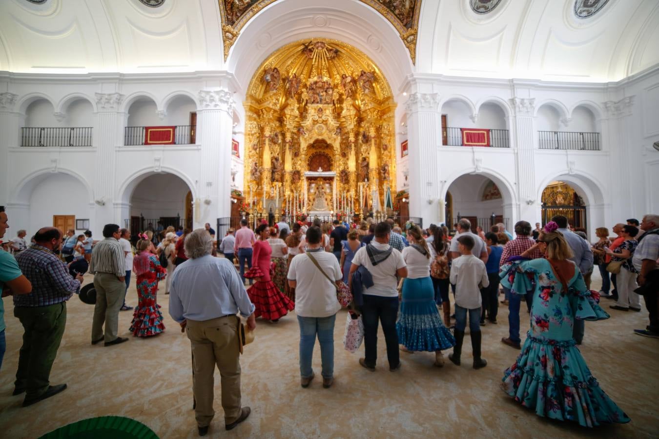 Devoción ante la Virgen del Rocío en la aldea almonteña