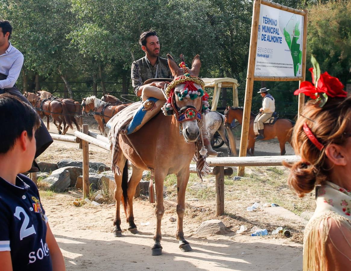 Devoción ante la Virgen del Rocío en la aldea almonteña