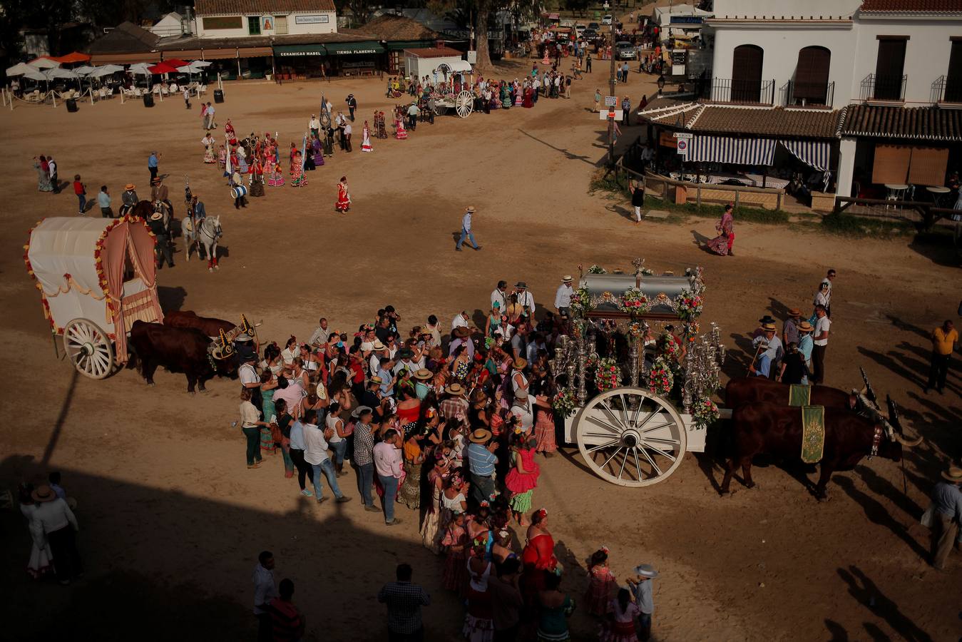 Devoción ante la Virgen del Rocío en la aldea almonteña