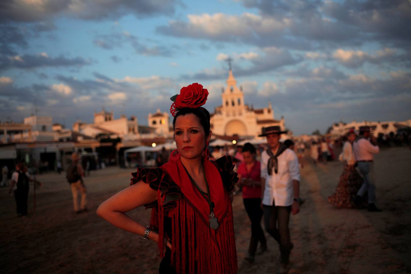 Devoción ante la Virgen del Rocío en la aldea almonteña