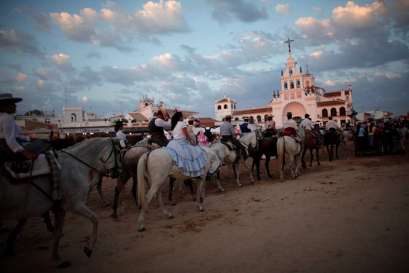 Devoción ante la Virgen del Rocío en la aldea almonteña