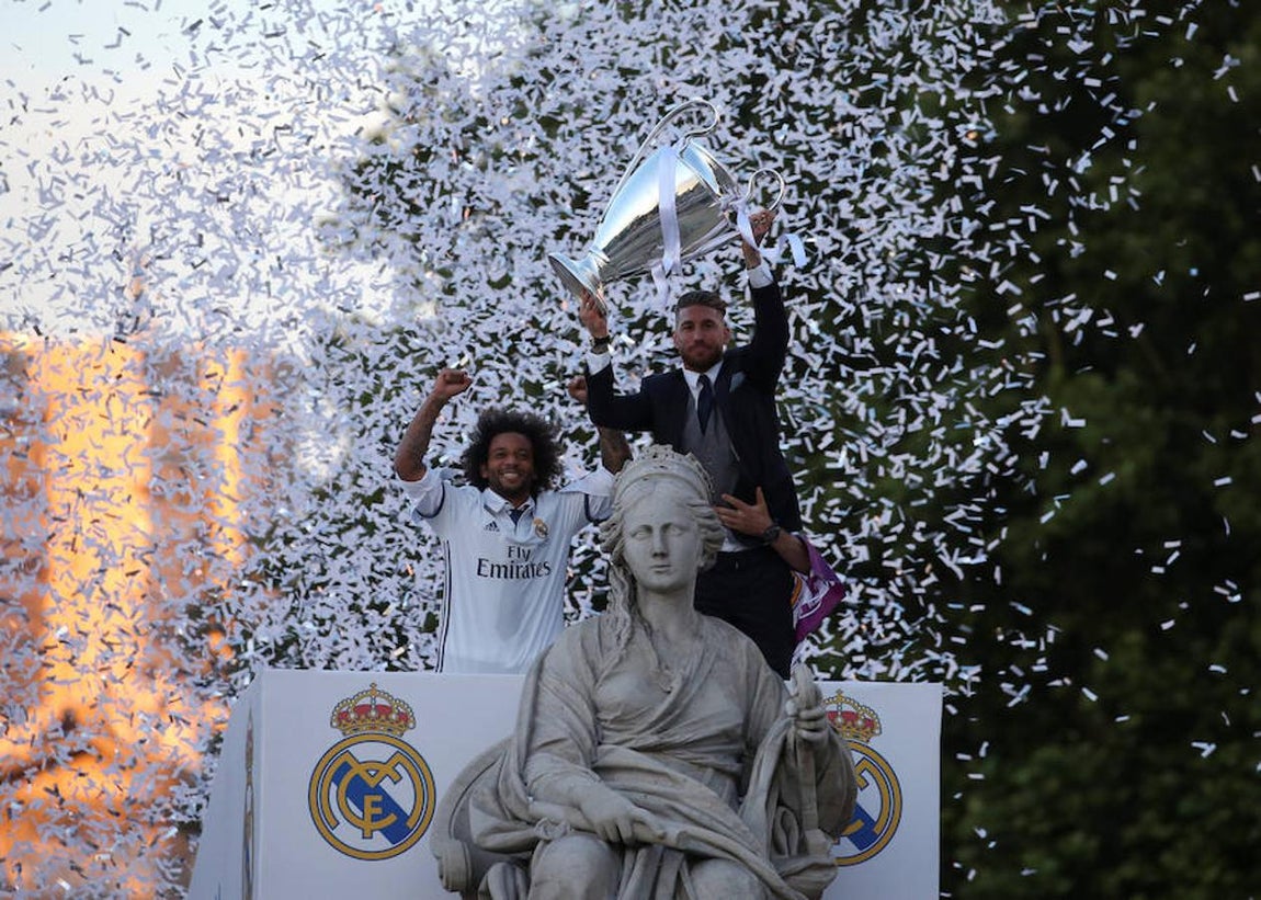Marcelo y Ramos engalanaron a la diosa Cibeles con los colores del Real Madrid. 