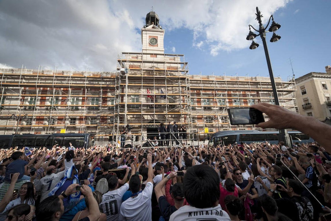La Puerta del Sol también se llenó de gente para ver a los jugadores. 