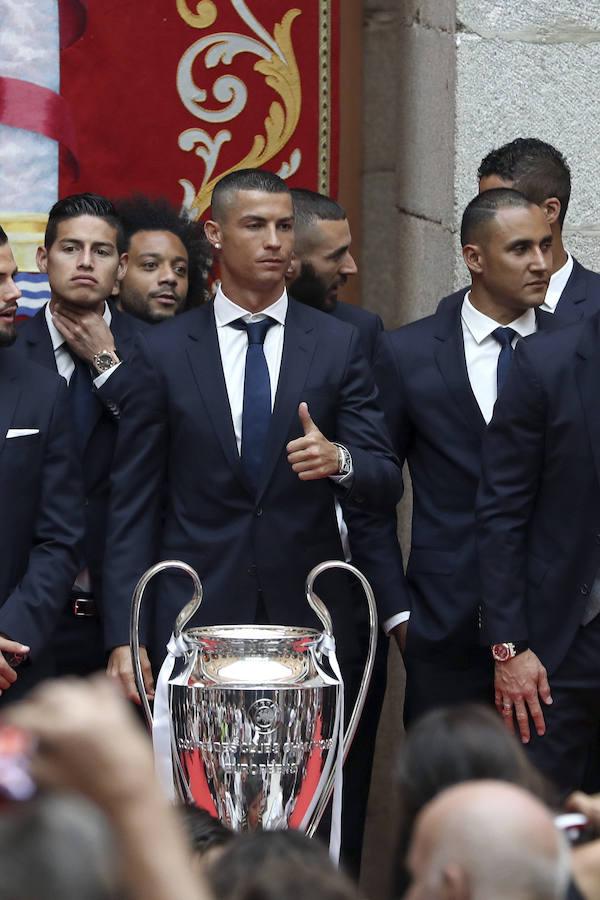 Cristiano junto a la Copa de Europa con nuevo look. 