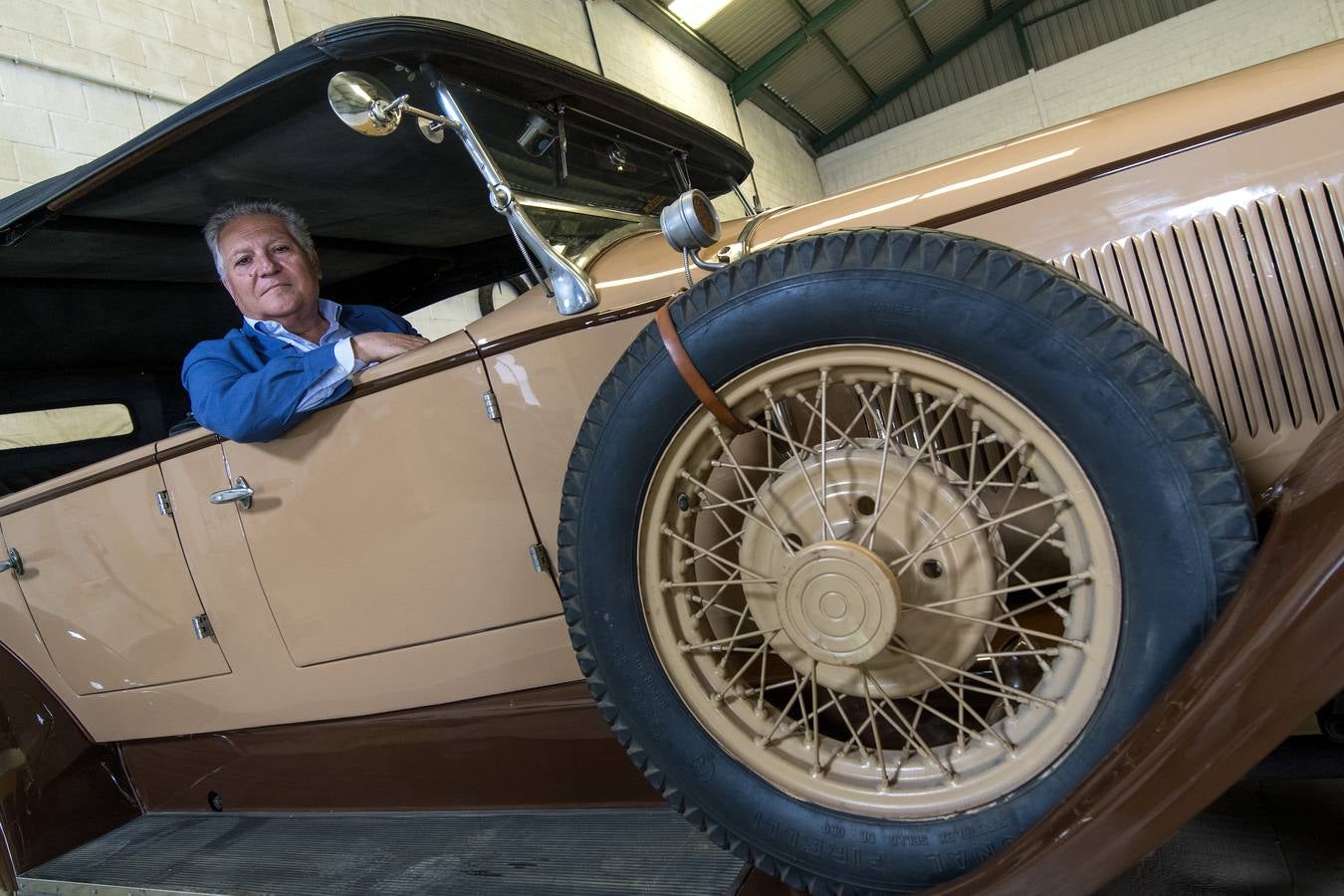 El abanico de coches clásicos, y de lujo, disponible para los sevillanos