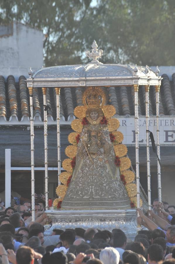 Momentos de emoción, satisfacción y alegría al paso de la Blanca Paloma, arropada en todo momento por una multitud de fieles que han reiterado salves, vivas, palmas y cantes al tenerla cerca