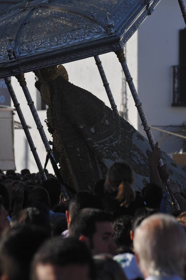 Momentos de emoción, satisfacción y alegría al paso de la Blanca Paloma, arropada en todo momento por una multitud de fieles que han reiterado salves, vivas, palmas y cantes al tenerla cerca