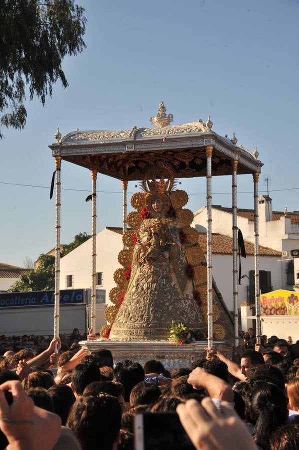 Momentos de emoción, satisfacción y alegría al paso de la Blanca Paloma, arropada en todo momento por una multitud de fieles que han reiterado salves, vivas, palmas y cantes al tenerla cerca