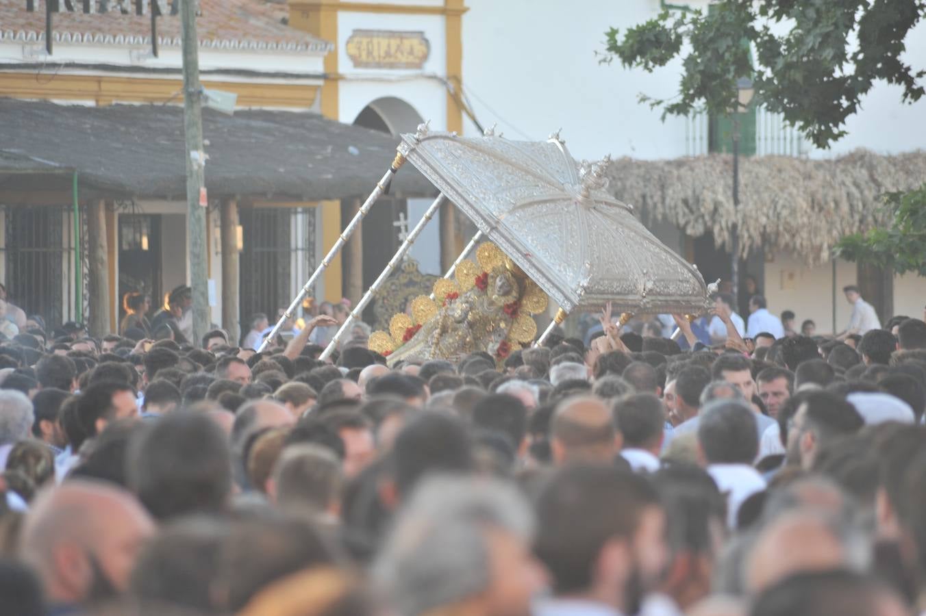 Momentos de emoción, satisfacción y alegría al paso de la Blanca Paloma, arropada en todo momento por una multitud de fieles que han reiterado salves, vivas, palmas y cantes al tenerla cerca