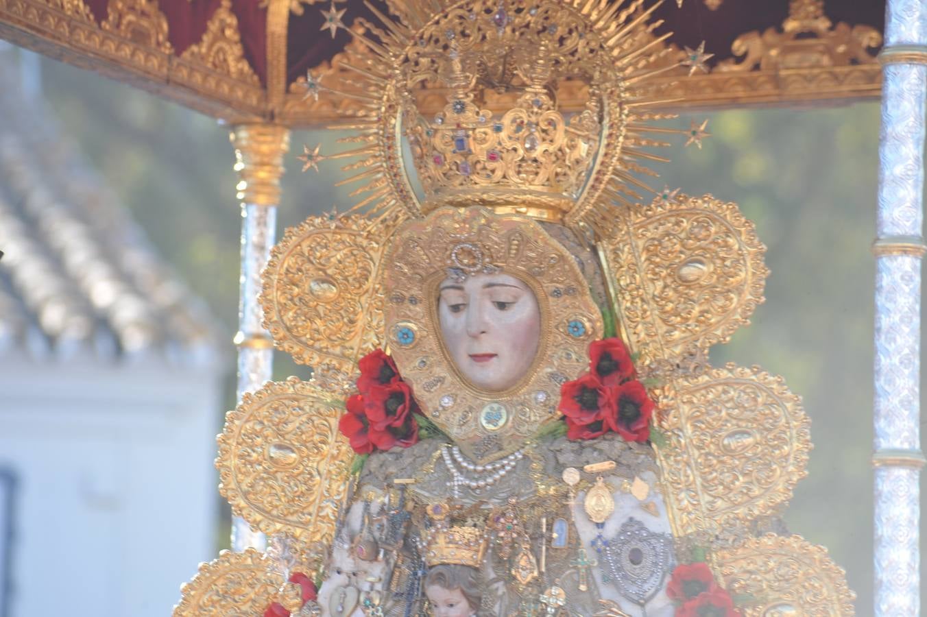 Momentos de emoción, satisfacción y alegría al paso de la Blanca Paloma, arropada en todo momento por una multitud de fieles que han reiterado salves, vivas, palmas y cantes al tenerla cerca