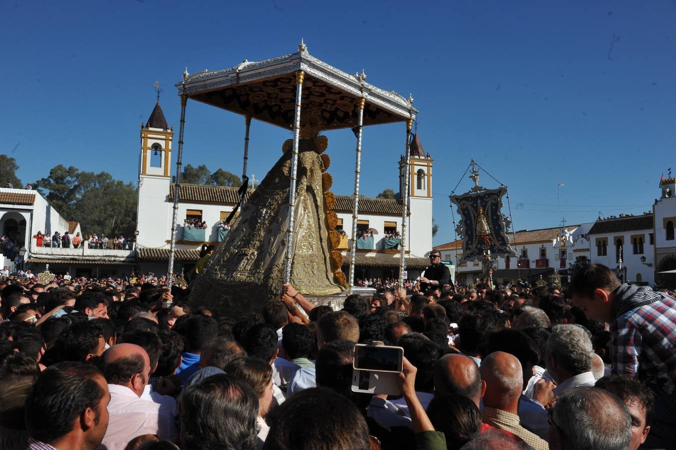 Momentos de emoción, satisfacción y alegría al paso de la Blanca Paloma, arropada en todo momento por una multitud de fieles que han reiterado salves, vivas, palmas y cantes al tenerla cerca