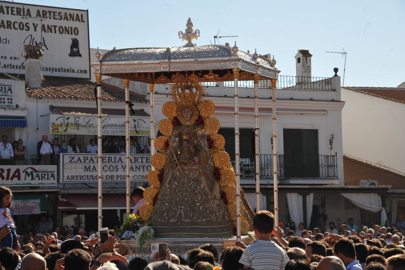 Momentos de emoción, satisfacción y alegría al paso de la Blanca Paloma, arropada en todo momento por una multitud de fieles que han reiterado salves, vivas, palmas y cantes al tenerla cerca