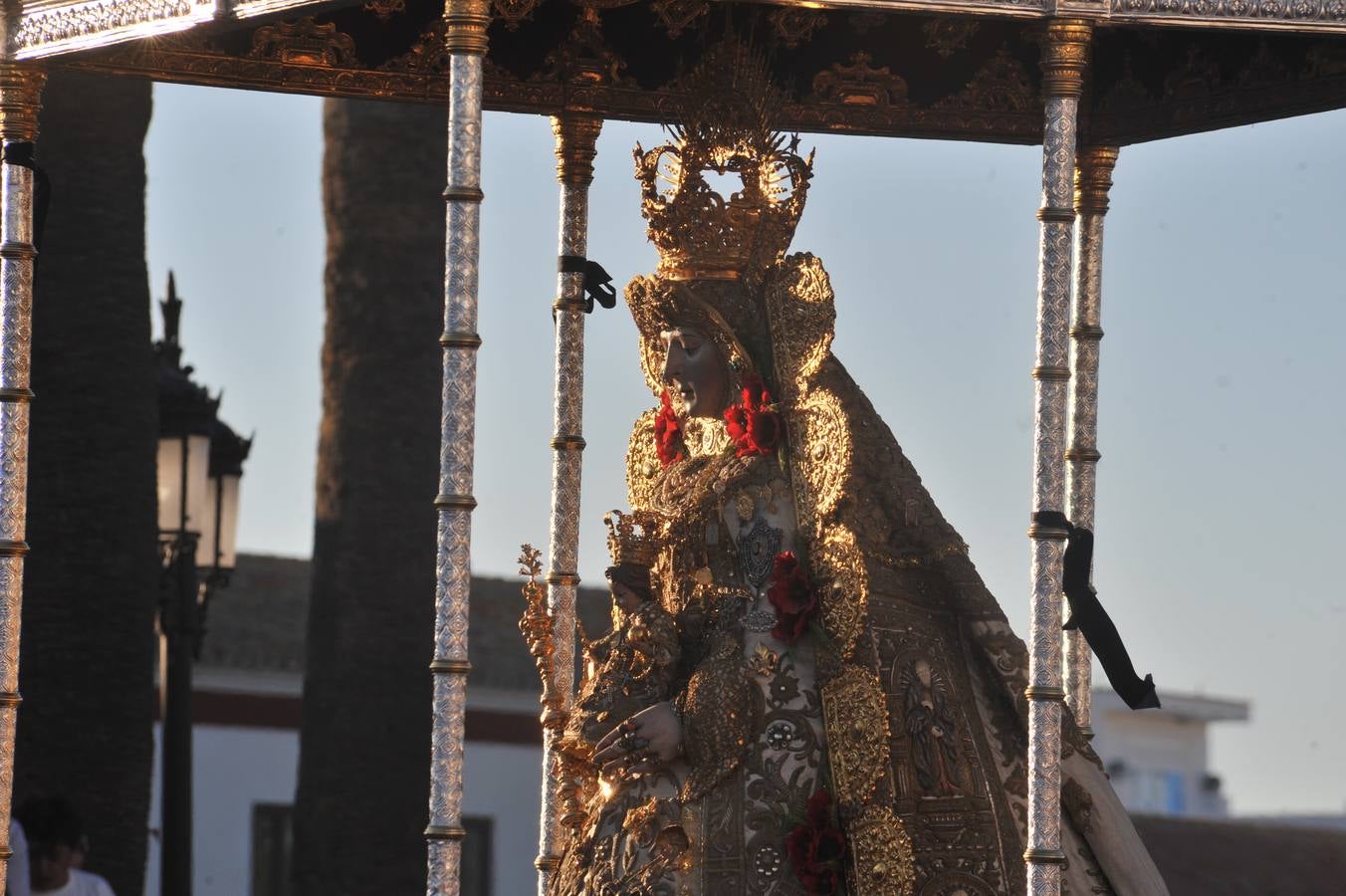 Momentos de emoción, satisfacción y alegría al paso de la Blanca Paloma, arropada en todo momento por una multitud de fieles que han reiterado salves, vivas, palmas y cantes al tenerla cerca