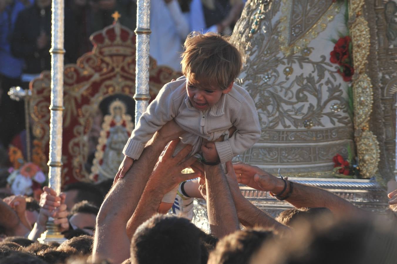 Momentos de emoción, satisfacción y alegría al paso de la Blanca Paloma, arropada en todo momento por una multitud de fieles que han reiterado salves, vivas, palmas y cantes al tenerla cerca