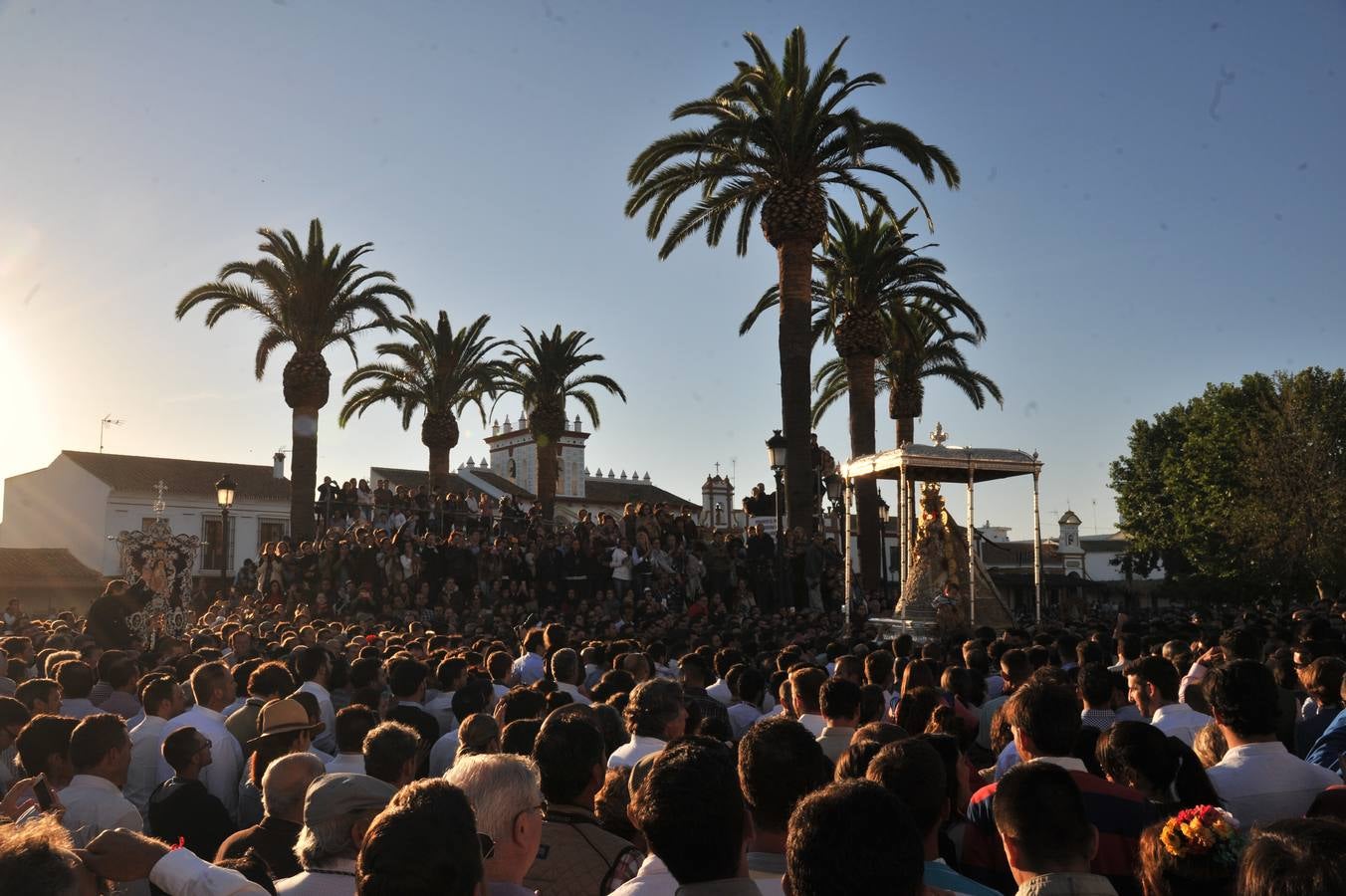 Momentos de emoción, satisfacción y alegría al paso de la Blanca Paloma, arropada en todo momento por una multitud de fieles que han reiterado salves, vivas, palmas y cantes al tenerla cerca