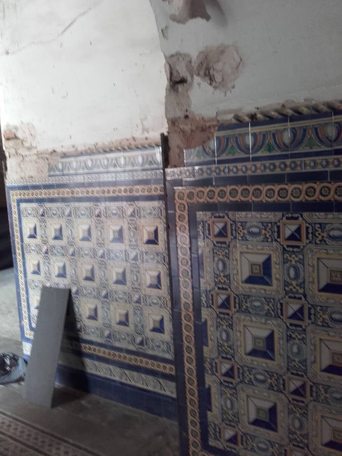 Junta y Adepa han acordado recuperar los azulejos perdidos con copias de los originales.