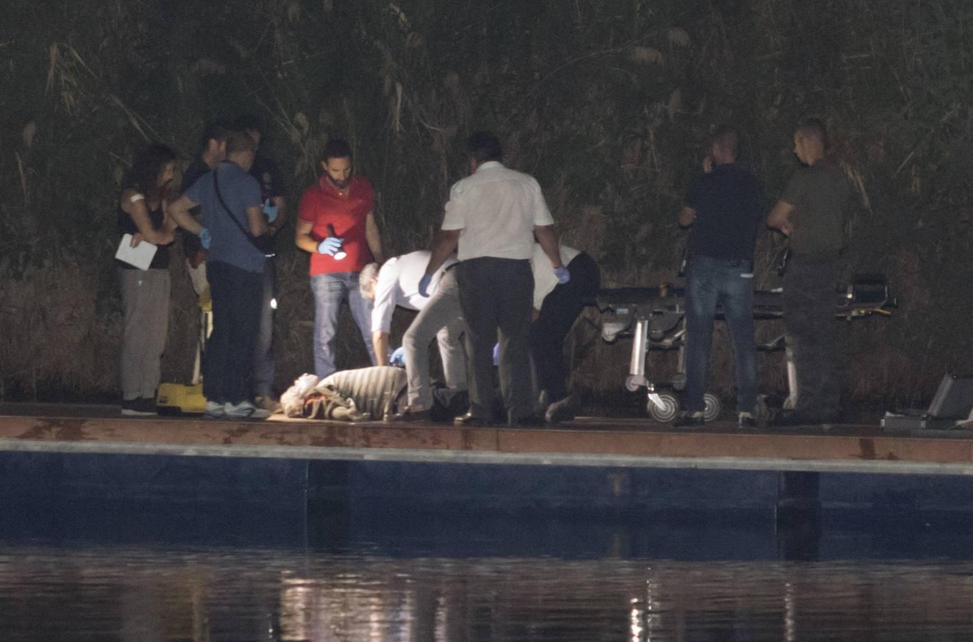 Las imágenes del hallazgo de un cadáver en la dársena del río Guadalquivir