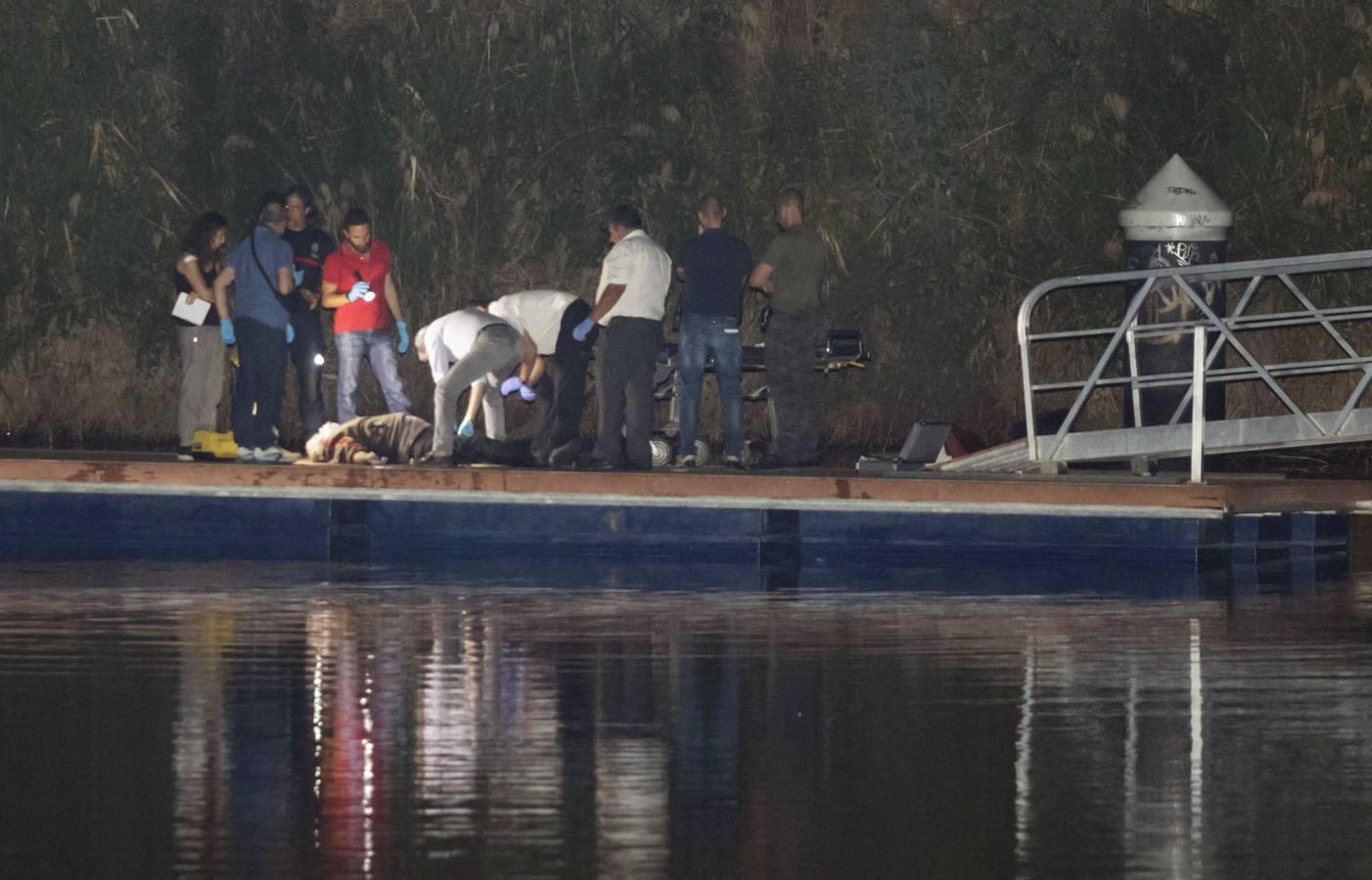 Las imágenes del hallazgo de un cadáver en la dársena del río Guadalquivir