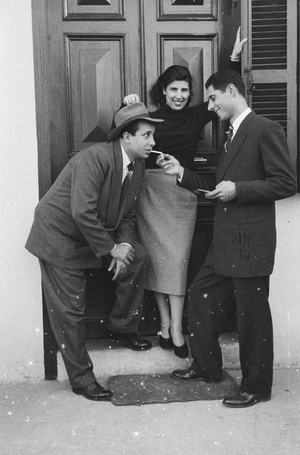 El director de cine libanés Muhamad Selman posando con unos amigos, 1950. Norte del Líbano. Impresión en inyección de tinta de negativo de gelatina de plata, película de acetato.. 