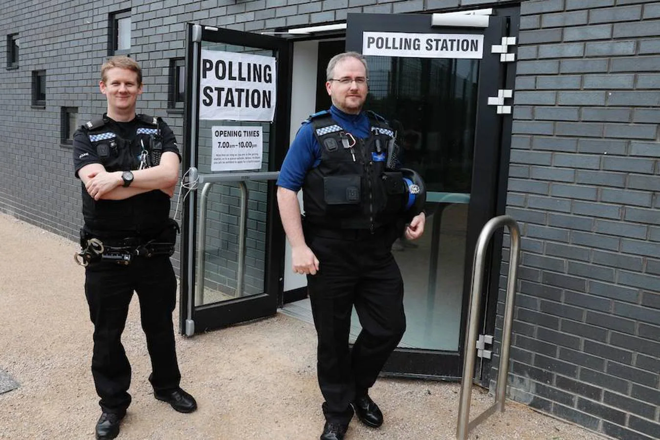 Vigilancia policial. Los oficiales de policía vigilan una mesa de votación en un centro deportivo en Fleet, al oeste de Londres.