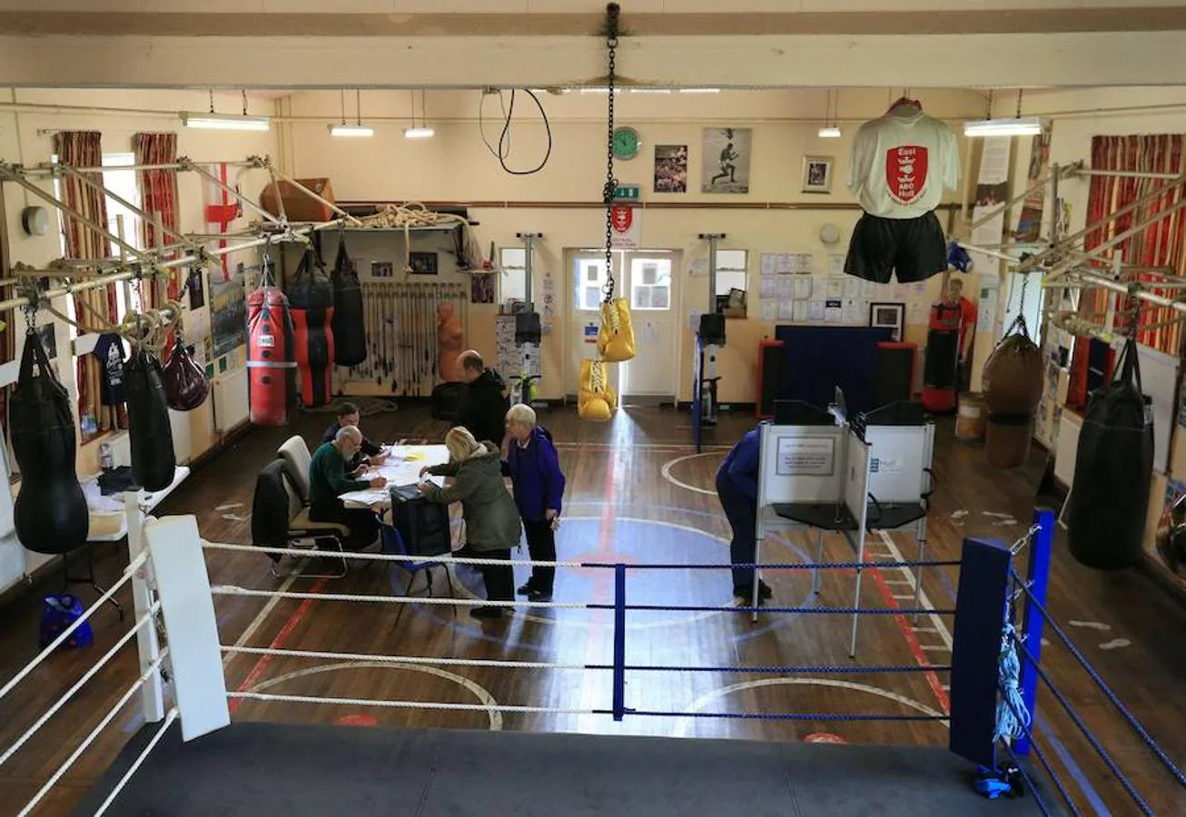 Mesa electoral en un gimnasio de boxeo. Algunas personas votan en el East Hull Boxing Club donde han establecido una mesa de votación en Kingston-Upon-Hull, en el norte de Inglaterra.