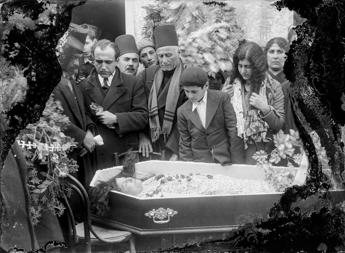 Retrato de grupo con el difunto, funeral (1920-30), Zghorta, Líbano. Impresión en inyección de tinta de negativo de gelatina de plata sobre cristal.. 