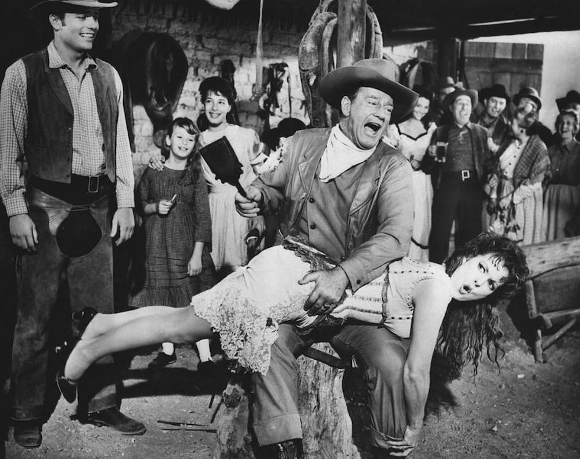 El gran McLintock (1963). Histórica escena de «El gran McLintock» que hoy hubiera generado un sinfín de comentarios negativos