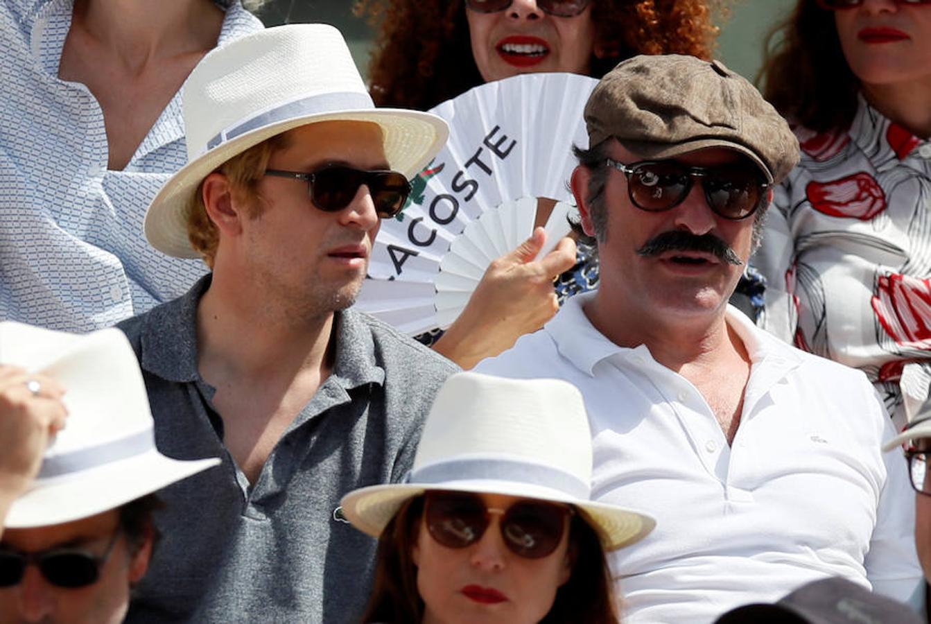 Los actores Jean Dujardin y Guillaume Canet (a la izquierda), en la final de Roland Garros que ha enfrentado a Rafael Nadal y Stanislas Wawrinka.. 