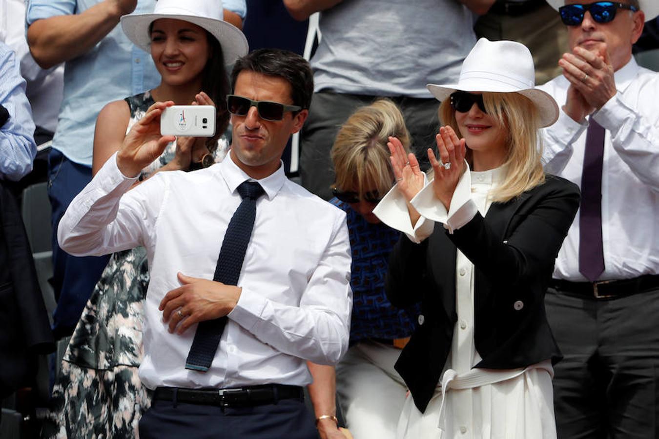 La actriz Nicole Kidman y el exatleta Tony Estanguet, en la final de Roland Garros que ha enfrentado a Rafael Nadal y Stanislas Wawrinka.. 