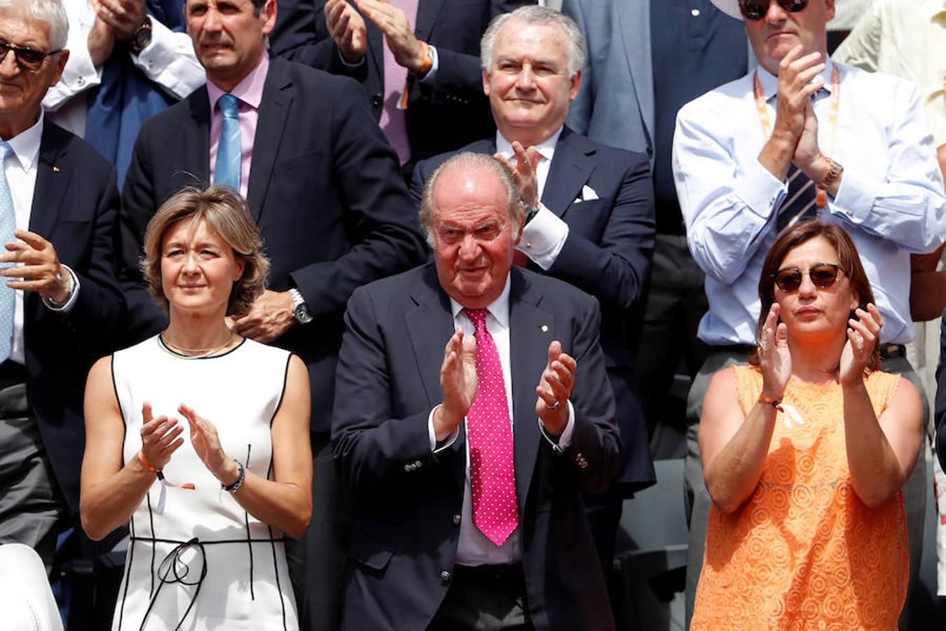 Don Juan Carlos I aplaude en uno de los momentos del partido.. 