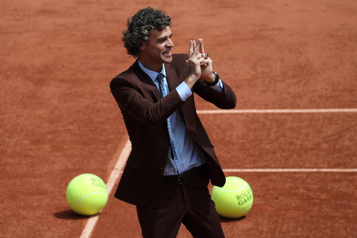 El exjugador de tenis Gustavo Kuerten, antes del inicio del partido.. 