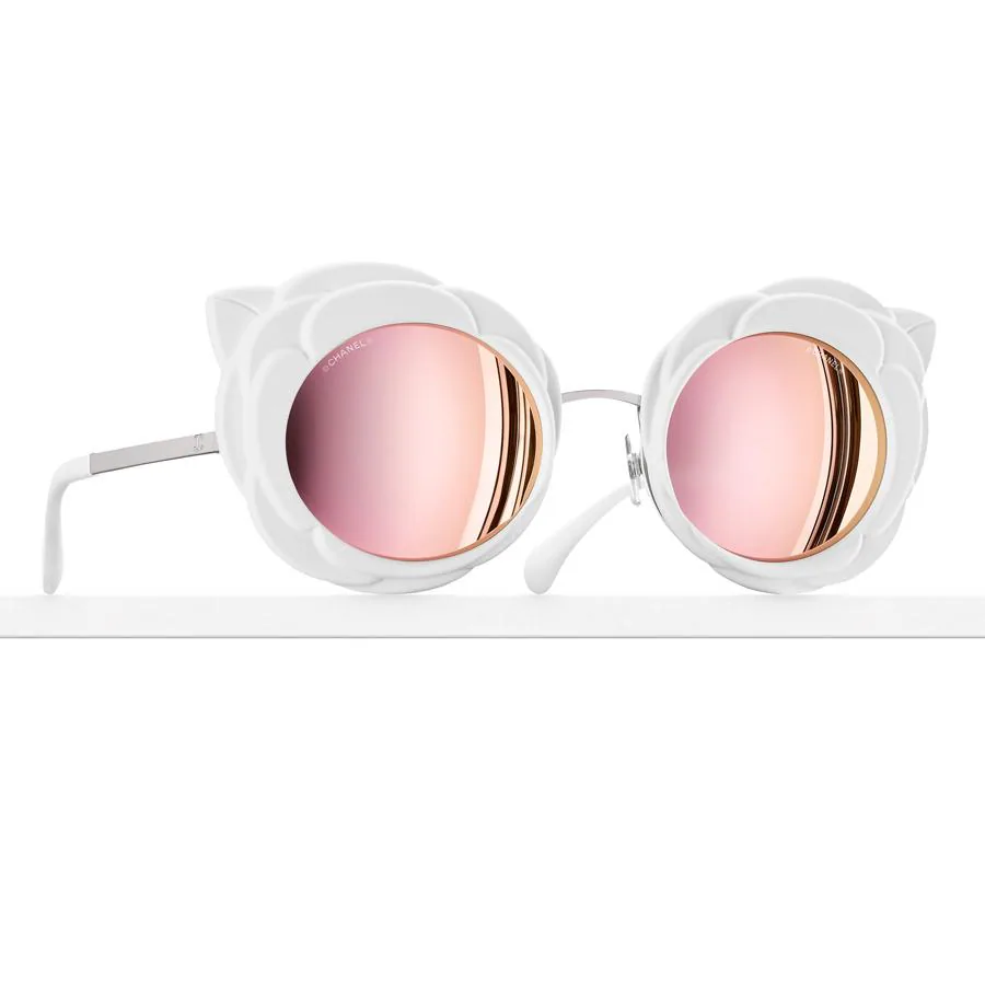 Gafas de sol redondas con cristales rosas (450€)
