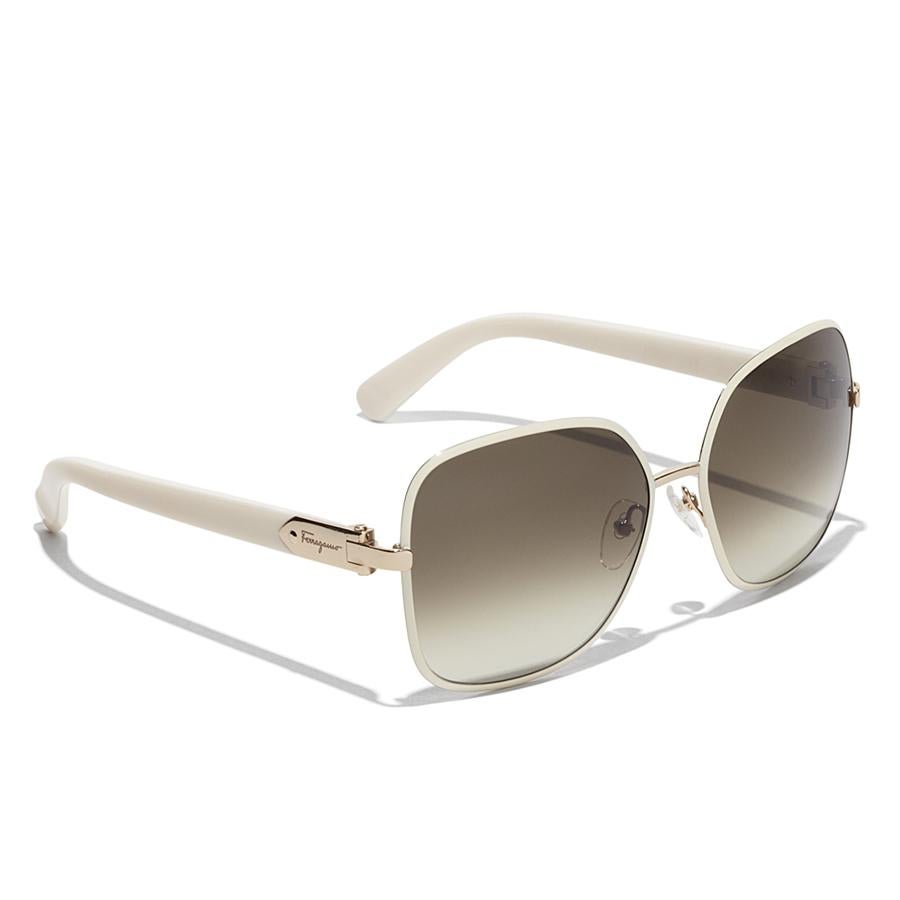 Gafas de sol con detalle metálico (295€)