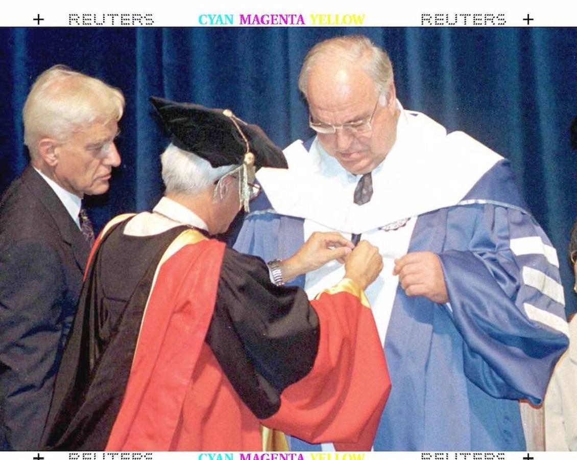 Helmut Kohl, nombrado Doctor Honoris Causa por la Universidad de Manila (Filipinas) a finales de 1996. Reuters
