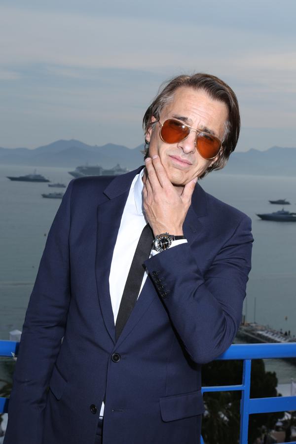 Olivier Martínez. El actor francés que saltó a la fama por S.W.A.T tiene un estilo único que combina muy bien con este artículo imprescindible, el gran reloj. El diseño masculino, moderno y elegante acentúa su fuerte personalidad.