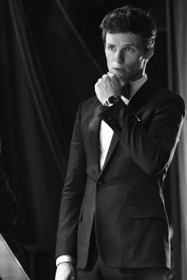 Eddie Redmayne. El actor británico ha sido imagen de muchas marcas de prestigio desde su aparición en la gran pantalla, su aire jovial, romántico y prometedor lo ha convertido en un icono actual que conjuga con la elegancia clásica de Omega. Eddie es otro de los grandes rostros de esta casa relojera.