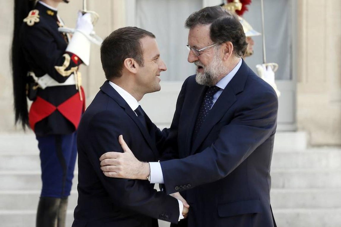 Mariano Rajoy y Emmanuel Macron se saludan a las puertas del Elíseo. Efe