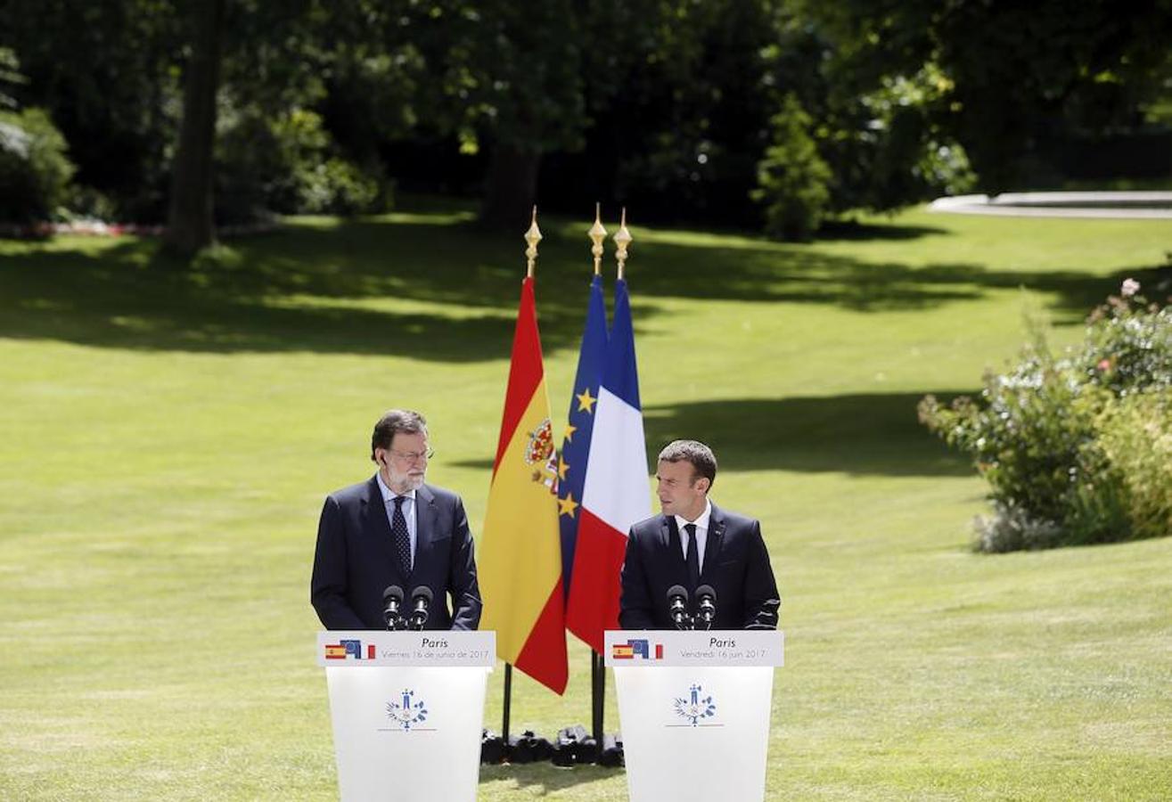 Mariano Rajoy y Emmanuel Macron, en la rueda de prensa conjunta en los jardines del Elíseo. Reuters