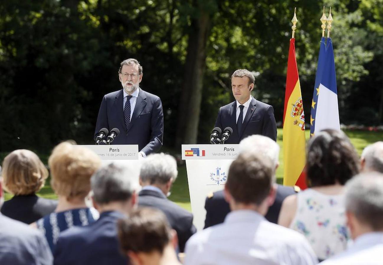 Mariano Rajoy y Emmanuel Macron, en la rueda de prensa conjunta en los jardines del Elíseo. Efe