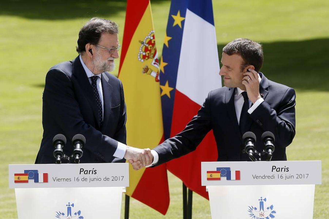 Mariano Rajoy y Emmanuel Macron estrechan sus manos en la rueda de prensa conjunta en los jardines del Elíseo. Efe