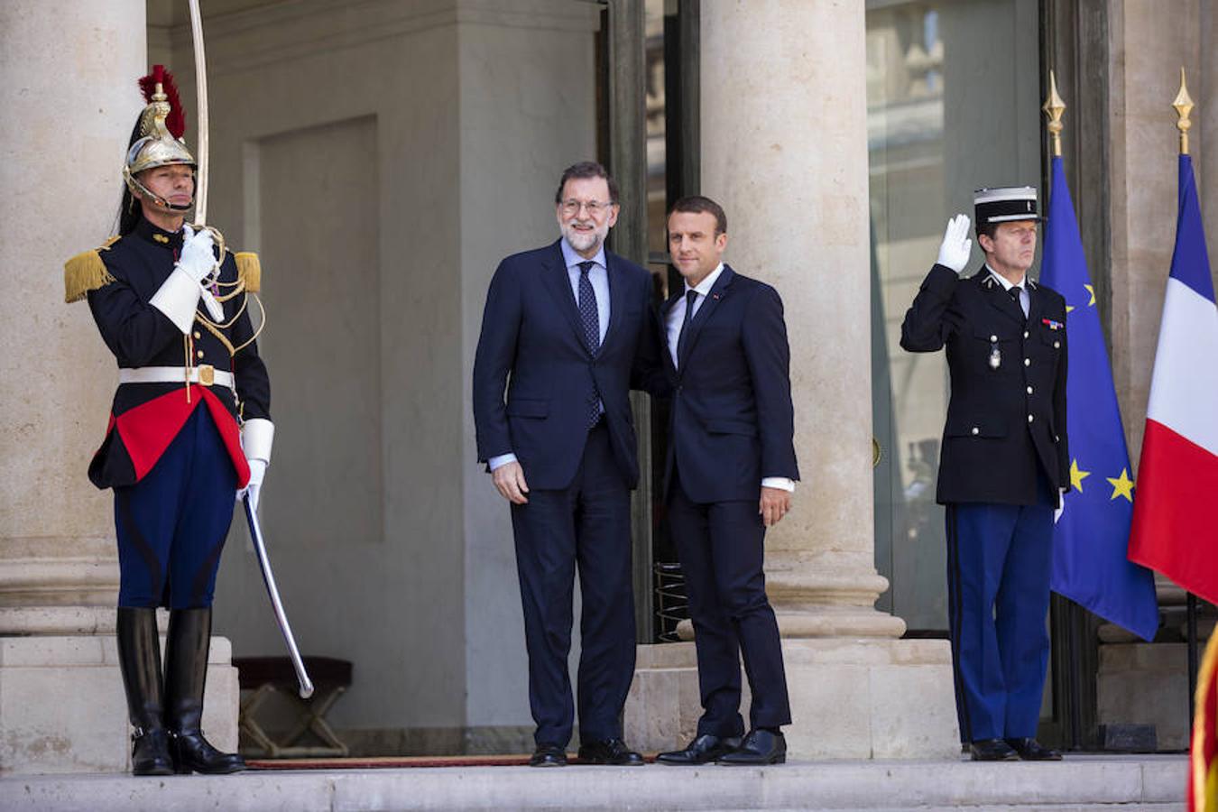 Mariano Rajoy y Emmanuel Macron posan a las puertas del Elíseo. Efe