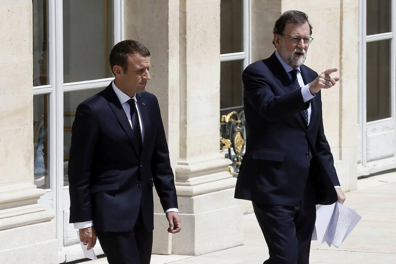 Mariano Rajoy y Emmanuel Macron se dirigen a la rueda de prensa conjunta en los jardines del Elíseo. Efe