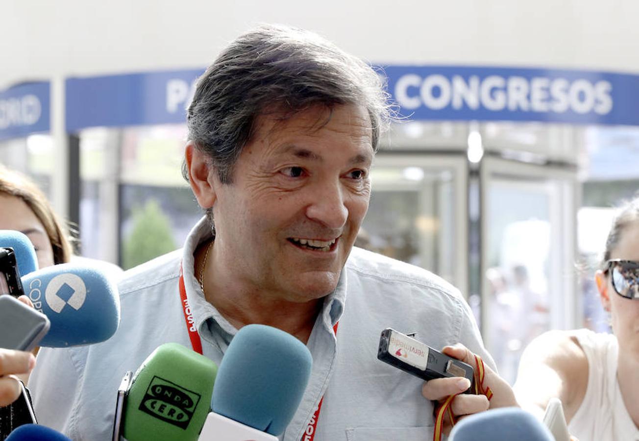 El presidente asturiano y de la Gestora del PSOE, Javier Fernández, atiende a los medios a su llegada al 39 congreso federal