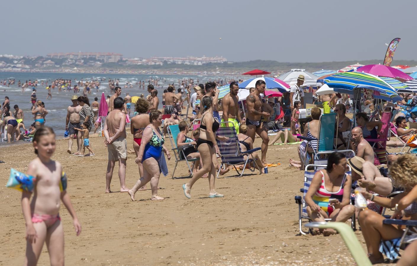 Calles semivacías en Sevilla, playas llenas en Huelva