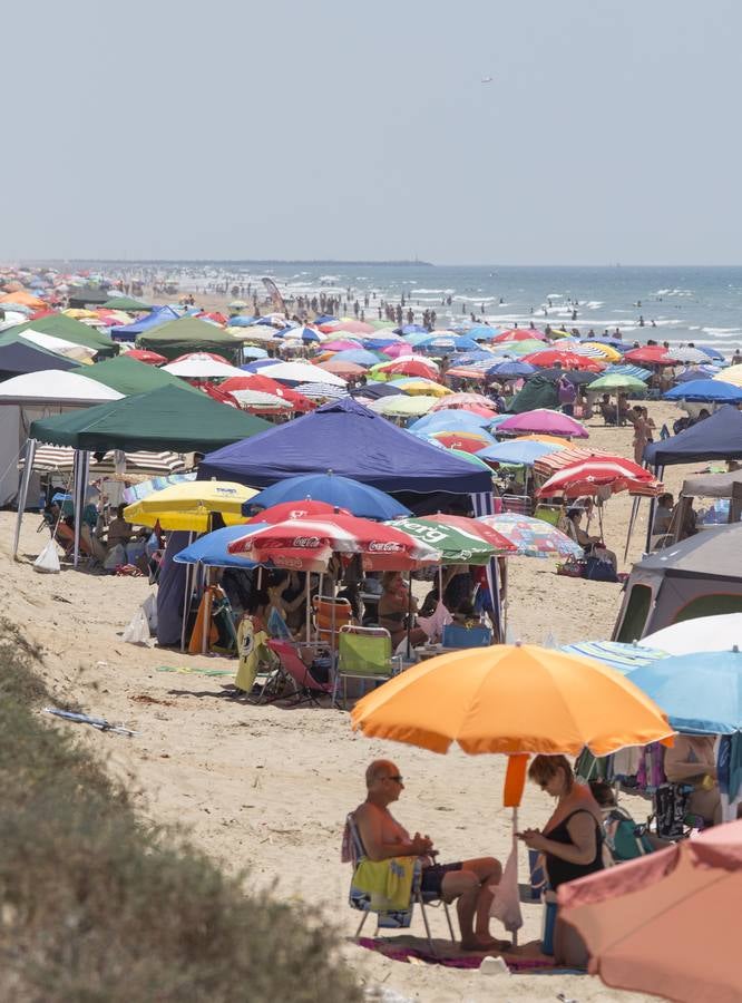 Calles semivacías en Sevilla, playas llenas en Huelva