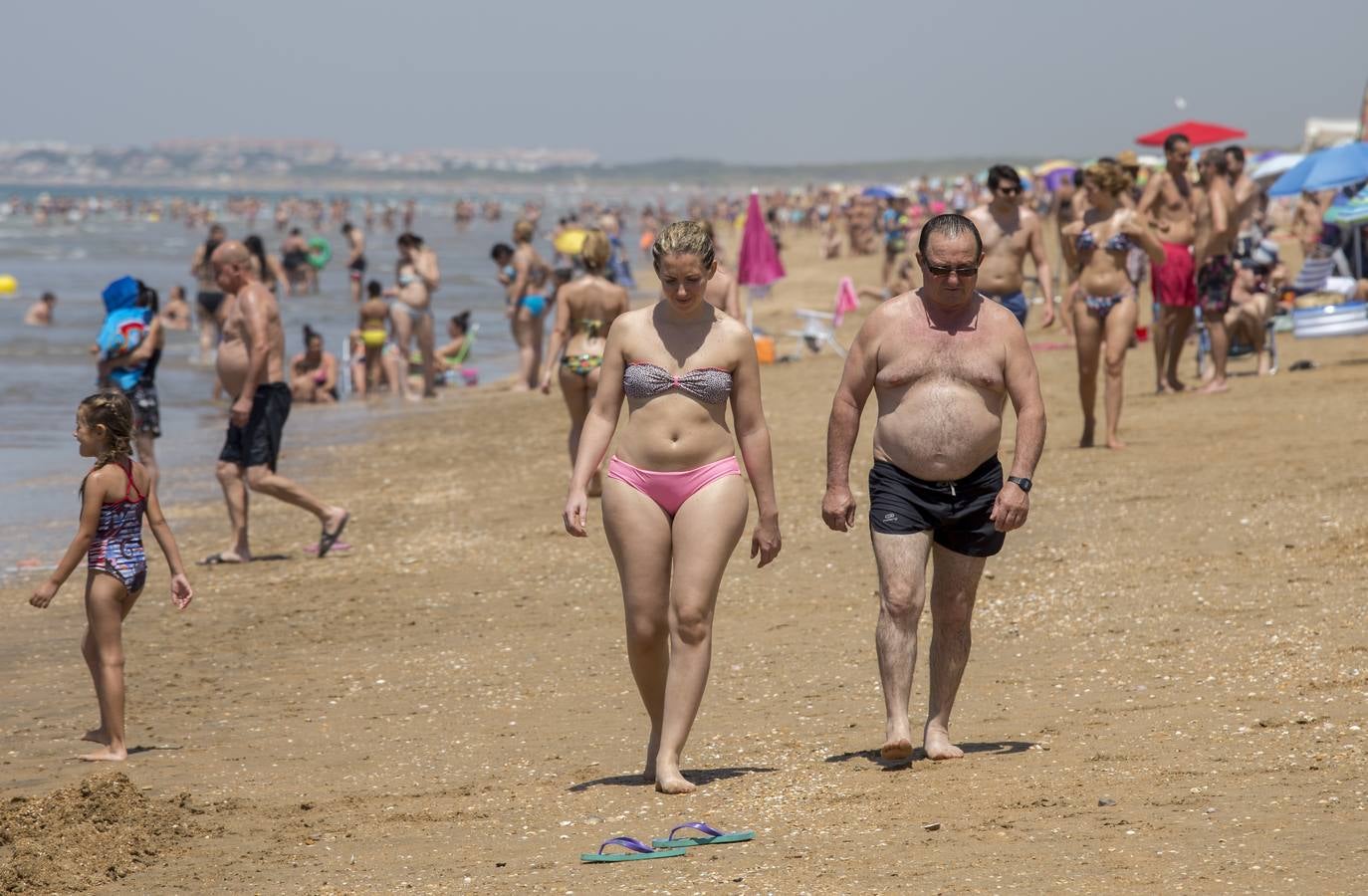 Calles semivacías en Sevilla, playas llenas en Huelva